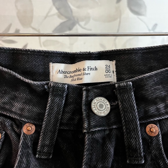 ✨ Abercrombie & Fitch Curve Love Mid Rise Boyfriend Shorts ✨ - Picture 2 of 4